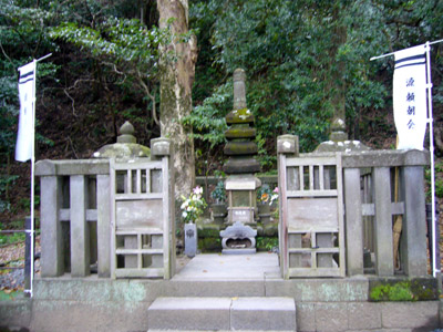 Grave of Minamoto Yoritomo in Kamakura