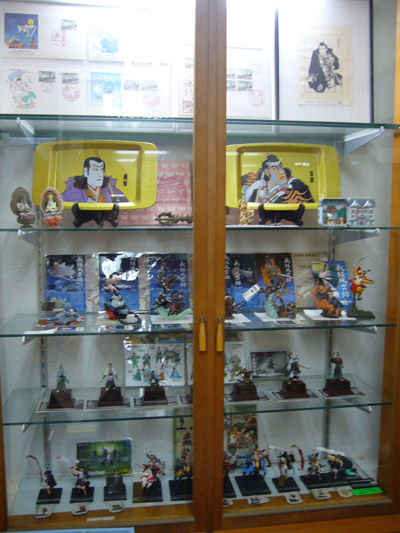 Yoshitsune-related figurines in a cabinet