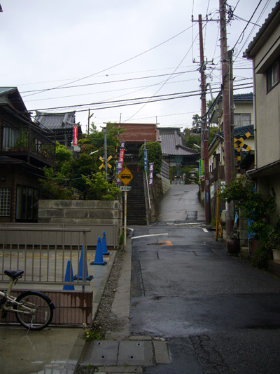 Small lane leading to stairs of Manpukuji Temple